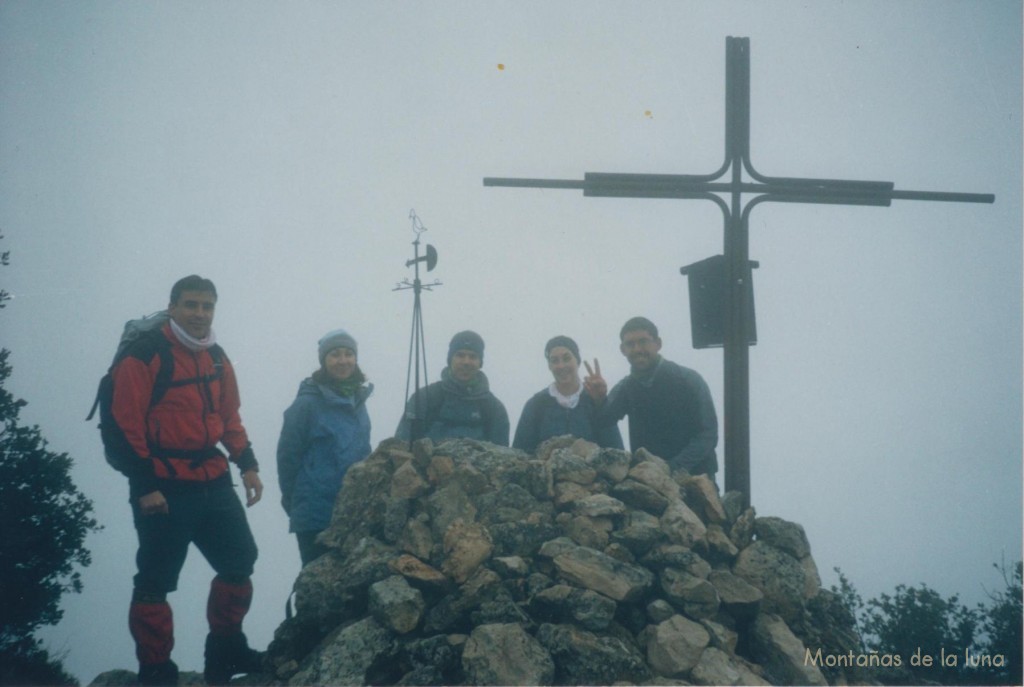 De izquierda a derecha: Antonio, Infi, Quique, María José y jesús y Joaquín en La Cruz de La Teixereta, 1.337 mts.